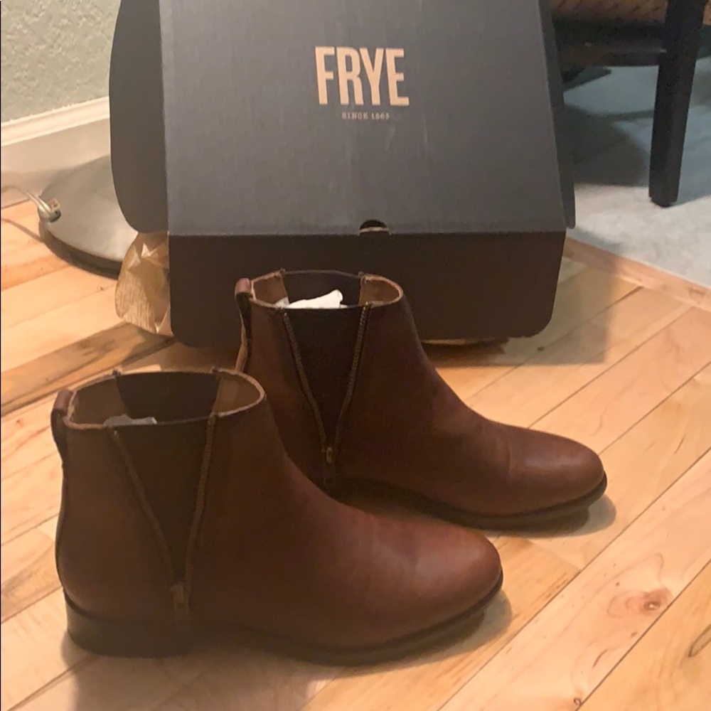 Frye Carly Chelsea boot